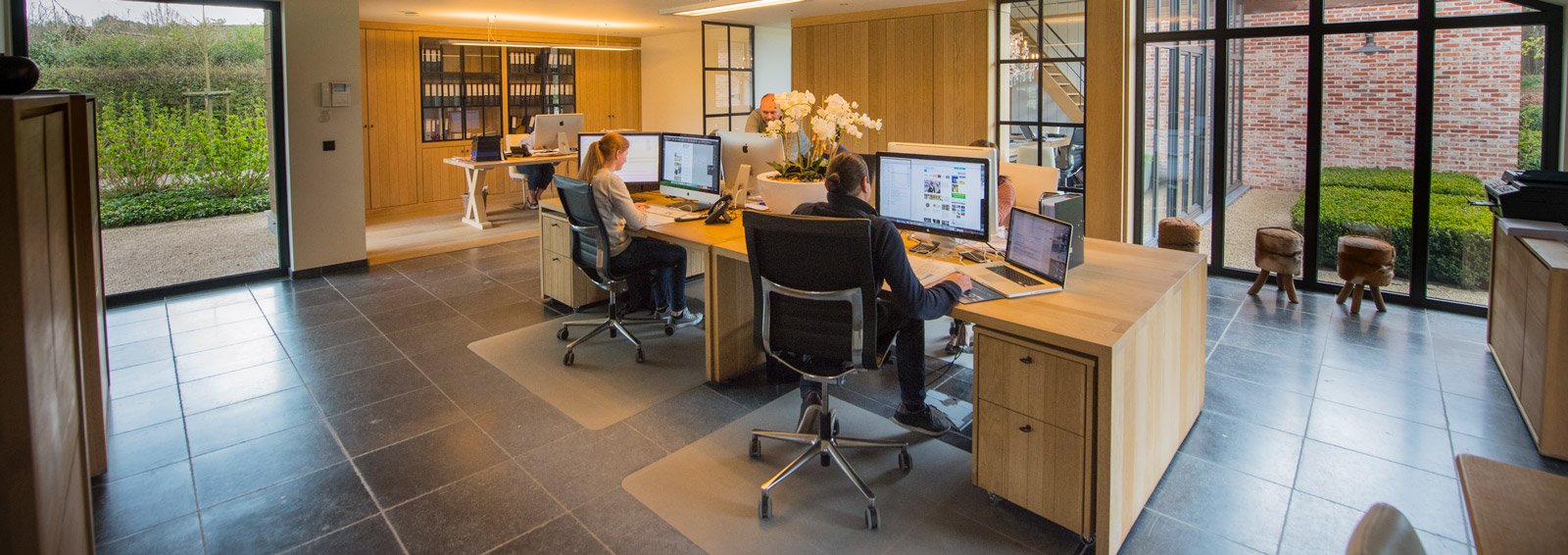 Het kantoor van Pweb Solutions in Meerhout: een gezellige plek om te werken.
